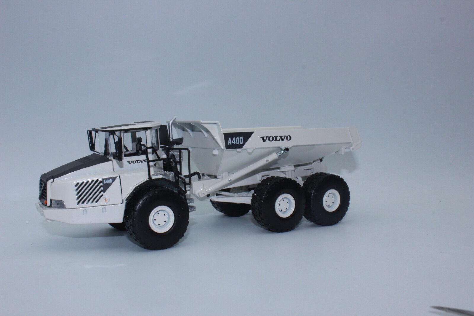 VOLVO A40D WHITE EDITION